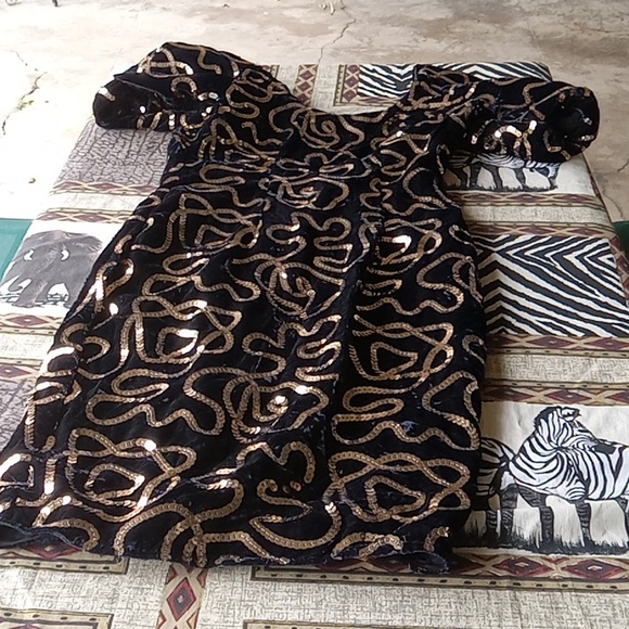 BLACK AND GOLD AFTER-FIVE DINNER DRESS - Picture 2 of 4